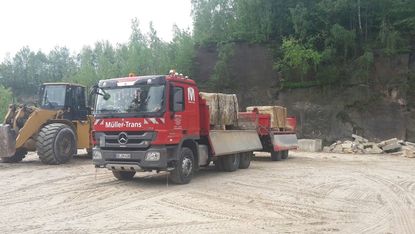 Transport von Sandsteinrohblöcken. Gewicht bis zu 13 Tonnen pro Stück.