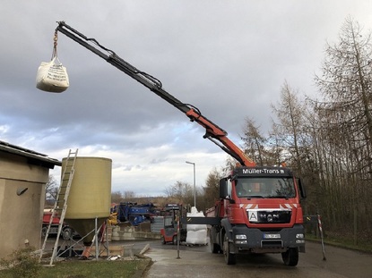 2 Achser mit Ladekran. Auslage 10m.