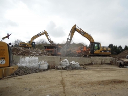 Betonbruch > 500x500 mit Pulverisierer zerkleinern und auf 0/56 brechen.